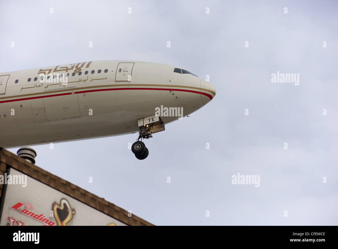 ETIHAD 777 landet auf dem Toronto Pearson Stockfoto