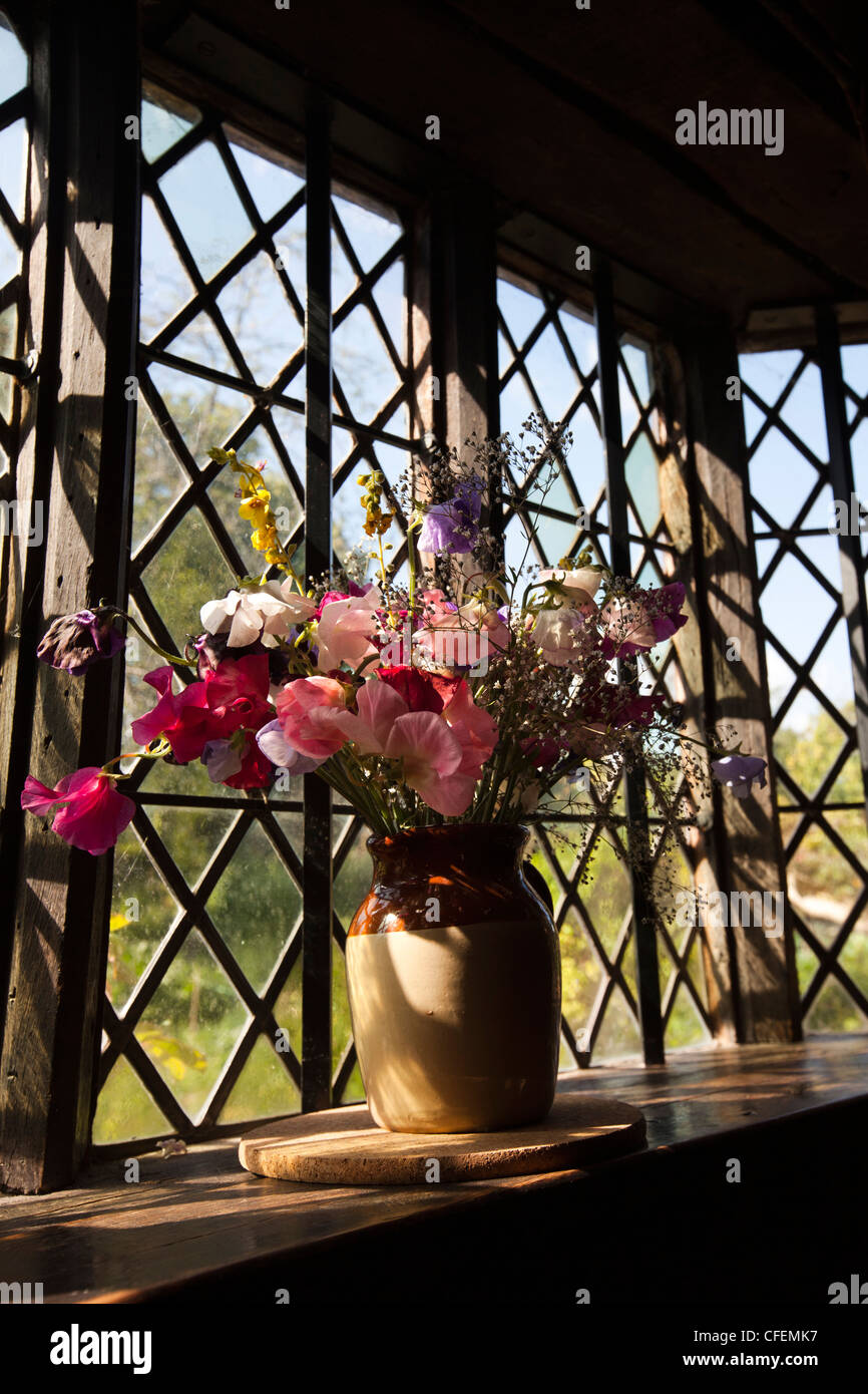 Warwickshire, Stratford on Avon, Shottery, Anne Hathaway Hütte Sommer Garten Blumen in Vase im Fenster Stockfoto