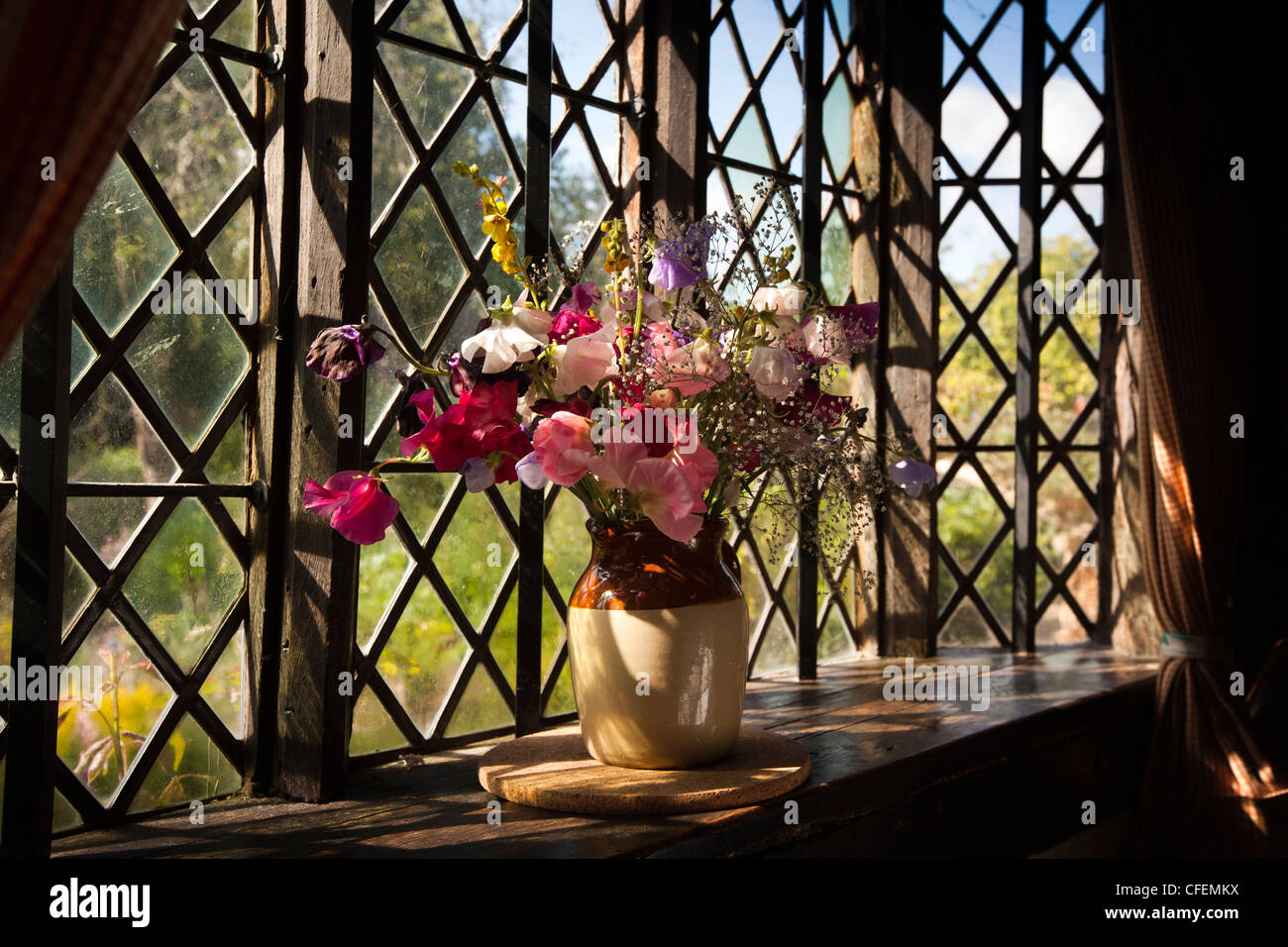 Warwickshire, Stratford on Avon, Shottery, Anne Hathaway Hütte Sommer Garten Blumen in Vase im Fenster Stockfoto