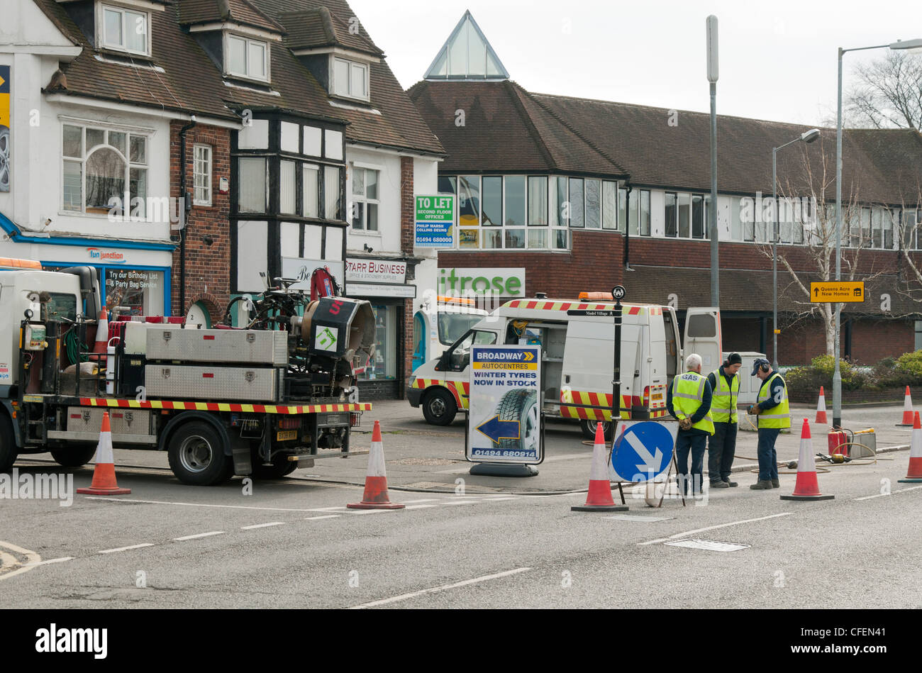 Drei Männer in gelb fluoreszierende Jacken herumstehen im Chat bei Straßenbauarbeiten Beaconsfield Neustadt Bucks UK Stockfoto