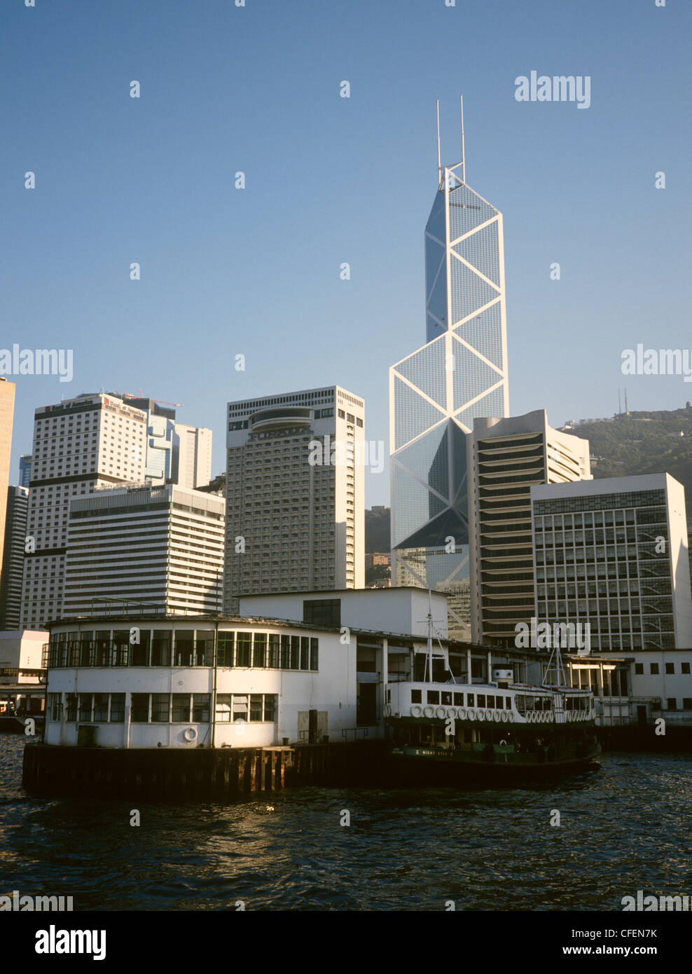 Hong Kong Central Bank of China Tower und die umliegenden Gebäude von Star Ferry und Star Ferry Pier Stockfoto
