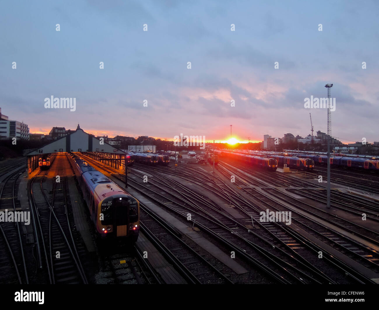 Die Winter Sonne über den Gleisanschluss am Bahnhof Clapham Junction, Wandsworth, London, UK. Stockfoto