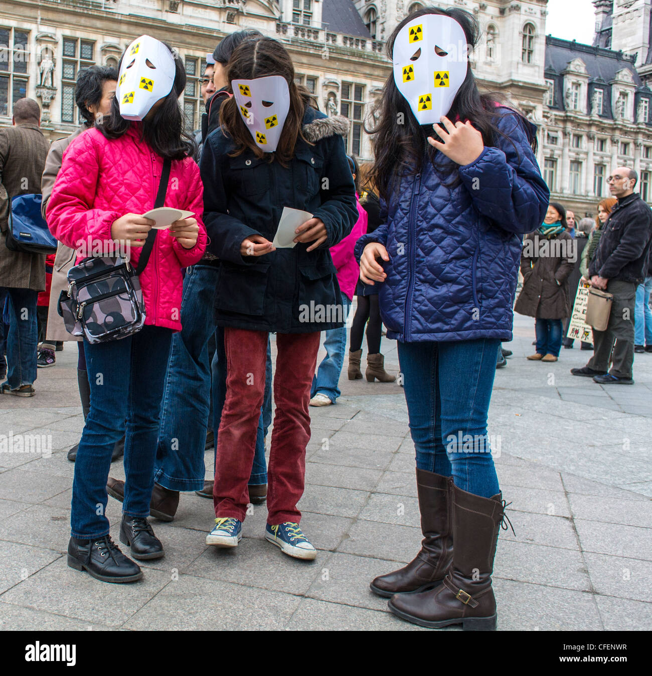 Paris, Frankreich, gegen Atomenergie Aktivisten demonstrieren zum Todestag von Fukushima, japanische Mädchen in Gesichtsmasken, Klima Protest Stockfoto