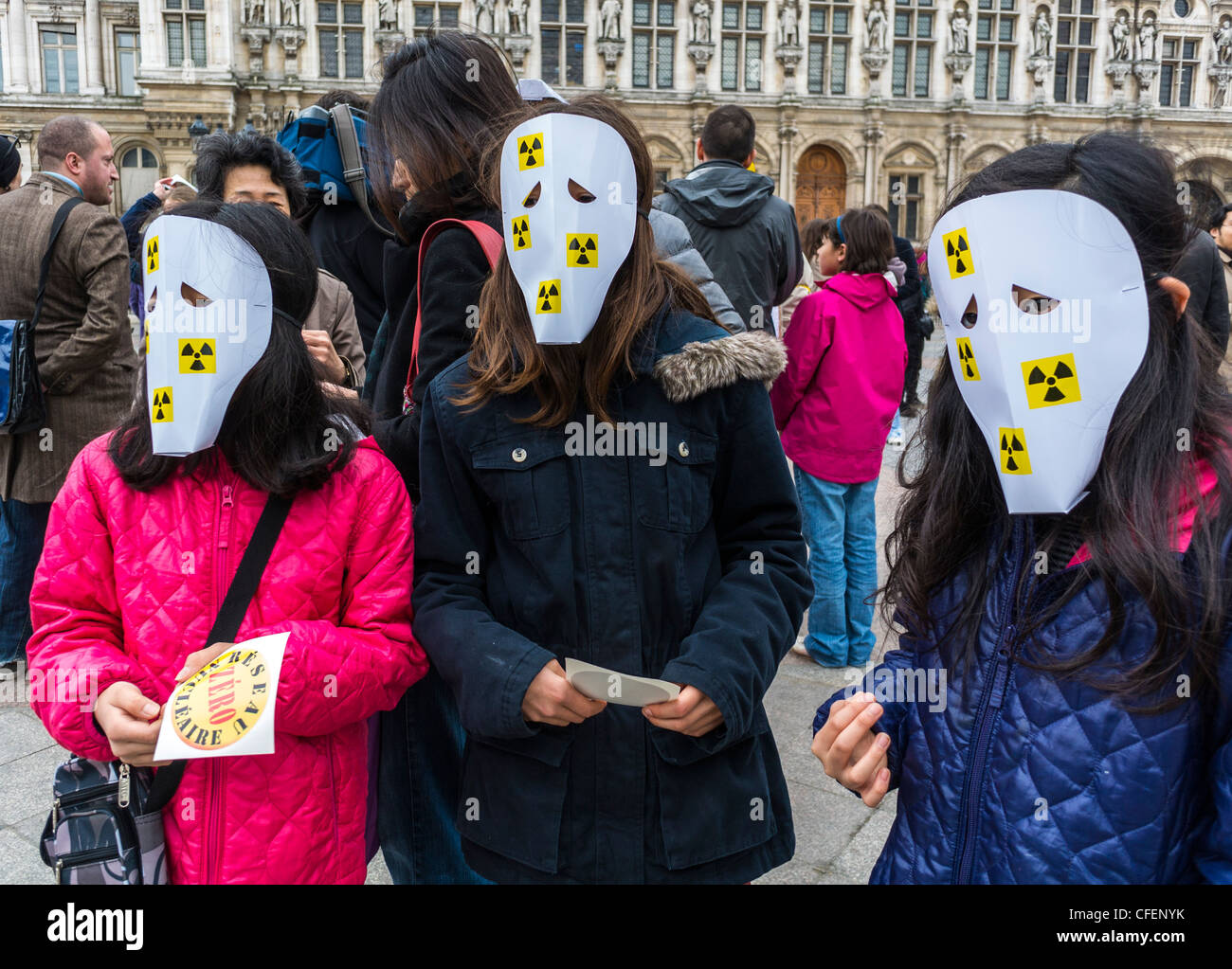 Paris, Frankreich, gegen Atomenergie Aktivisten demonstrieren zum Todestag von Fukushima, japanische Mädchen mit Gesichtsmasken, Klima Protest Stockfoto