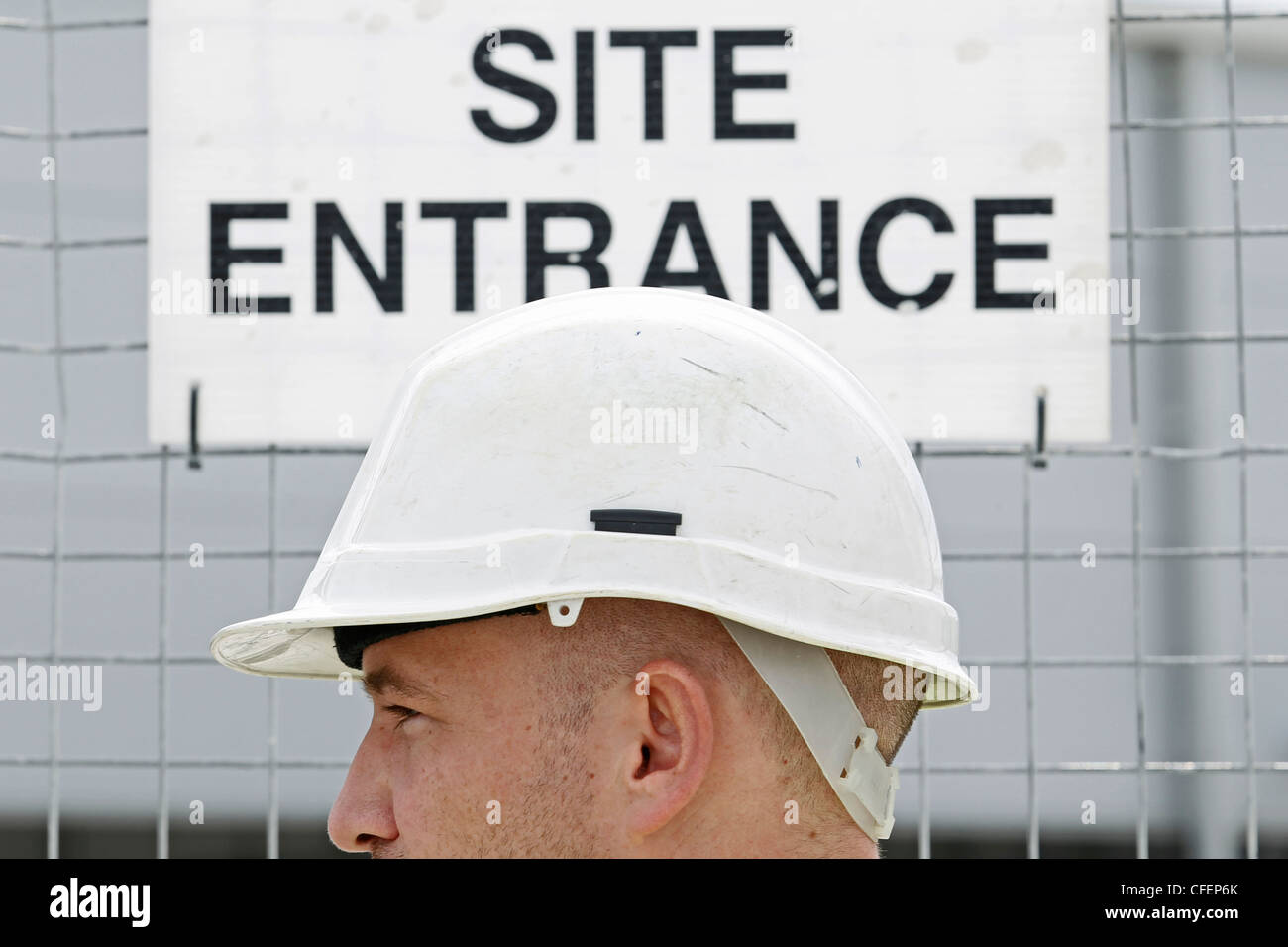 Ein Modell als ein Arbeiter tragen von Zeichen für die Baustelle Stockfoto
