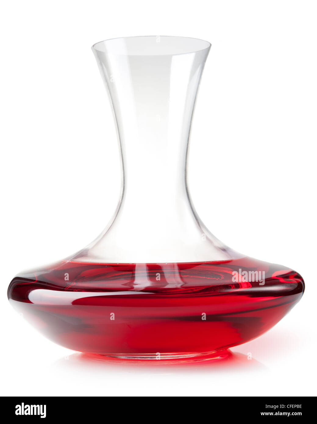 Rotwein auf einem Dekanter isoliert auf weißem Hintergrund Stockfoto
