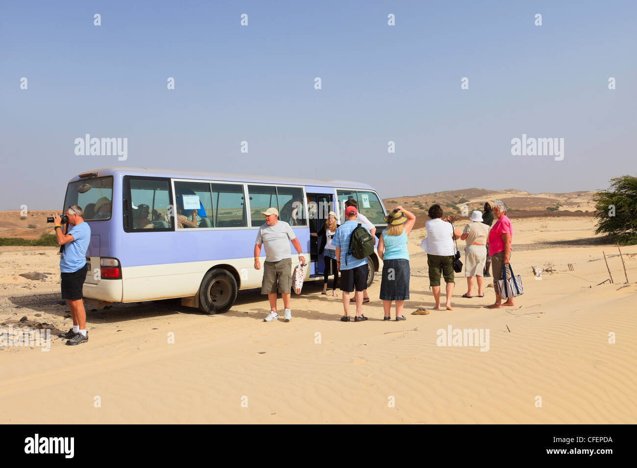 Westliche Touristen Bus mit Touristen, die in der Wüste. Deserto de Viana, Boa Vista, Kap Verde Inseln, Afrika. Stockfoto