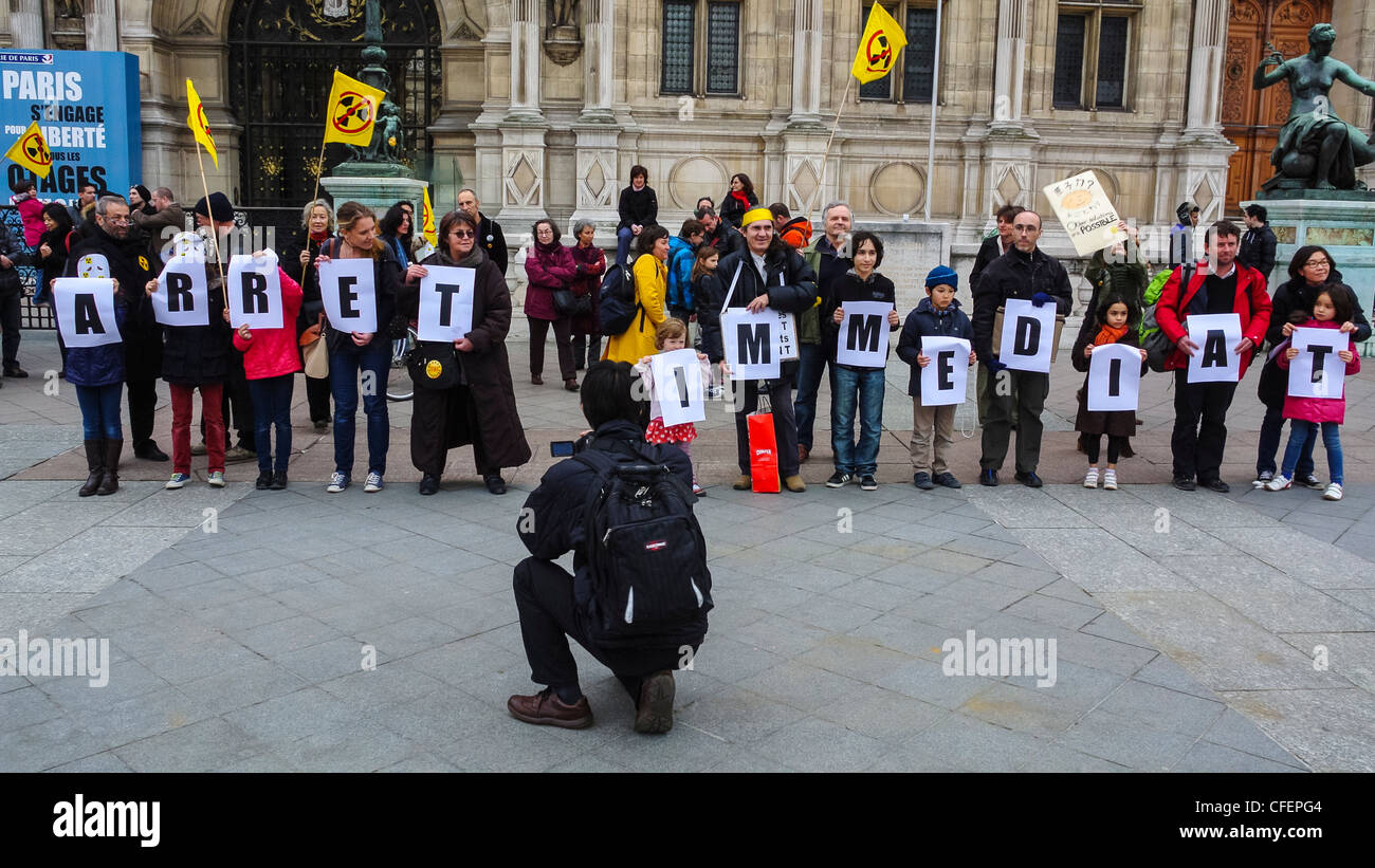 Paris, Frankreich, Gruppe Anti-Atomenergie-Aktivisten demonstrieren zum Jahrestag der Katastrophe von Fukushima, Menschen mit Klimaschutzzeichen, Losung von Klimaaktivisten Stockfoto