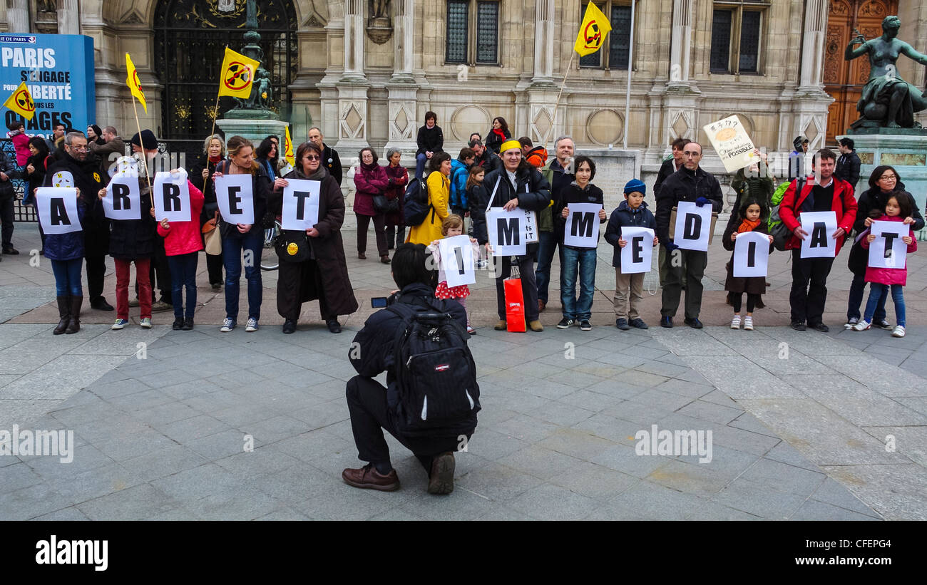 Paris, Frankreich, Gruppe Anti Atomkraft Aktivisten demonstrieren zum Todestag von Fukushima, Menschen mit Klima protest Zeichen Stockfoto