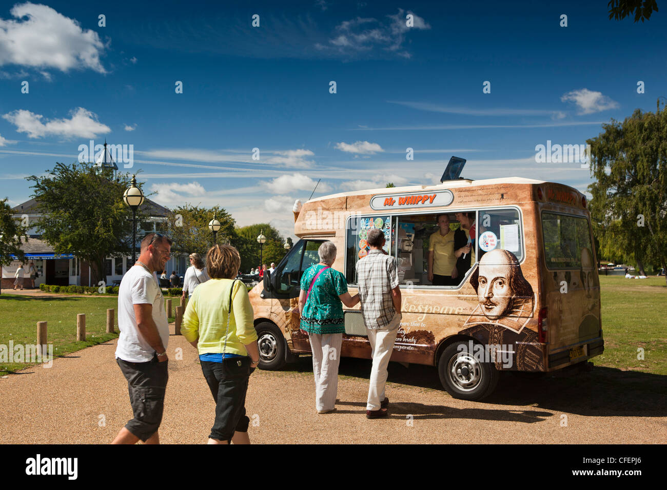Warwickshire, Stratford on Avon, Besucher auf Shekespeare Thema dekoriert Herr Whippy Eiswagen Stockfoto