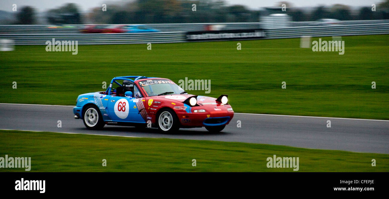 Mk1 Mazda mx5 während der mx5-Langstrecken-Rennen in Snetterton, Diss, Norflok, UK im November 2011 Stockfoto