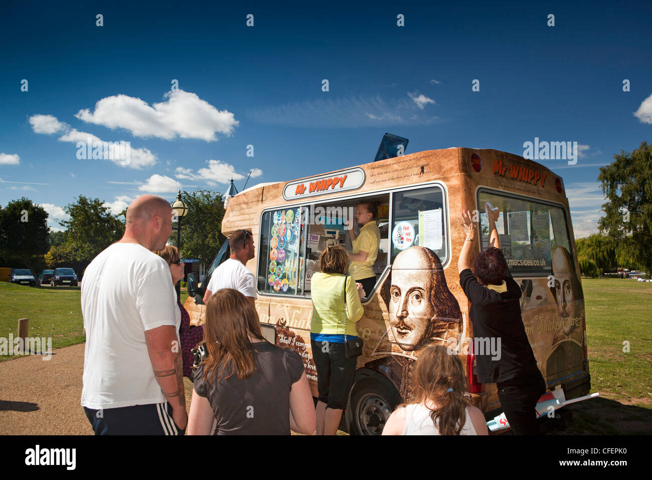 Warwickshire, Stratford on Avon, Besucher bei Shakespeare Thema dekoriert Herr Whippy Eiswagen Stockfoto