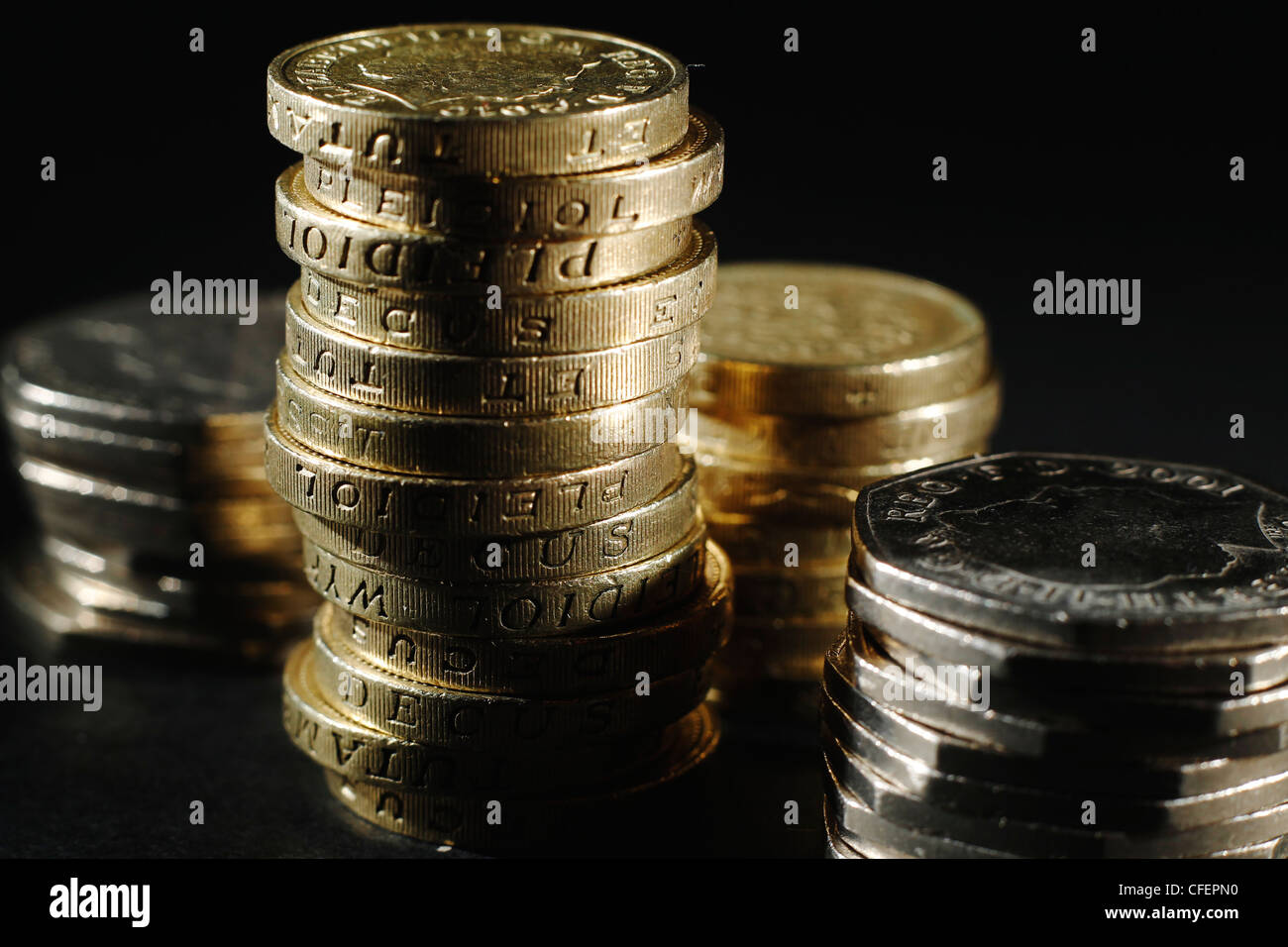 Stapel von Münzen, Haufen von Geld, britische Pfund, englische Pfund und pence Stockfoto