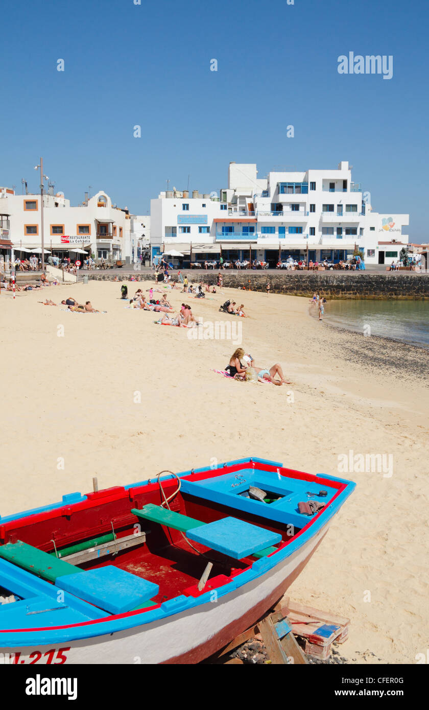 Strand vor den Bars und Restaurants in Corralejo, Fuerteventura, Kanarische Inseln, Spanien Stockfoto