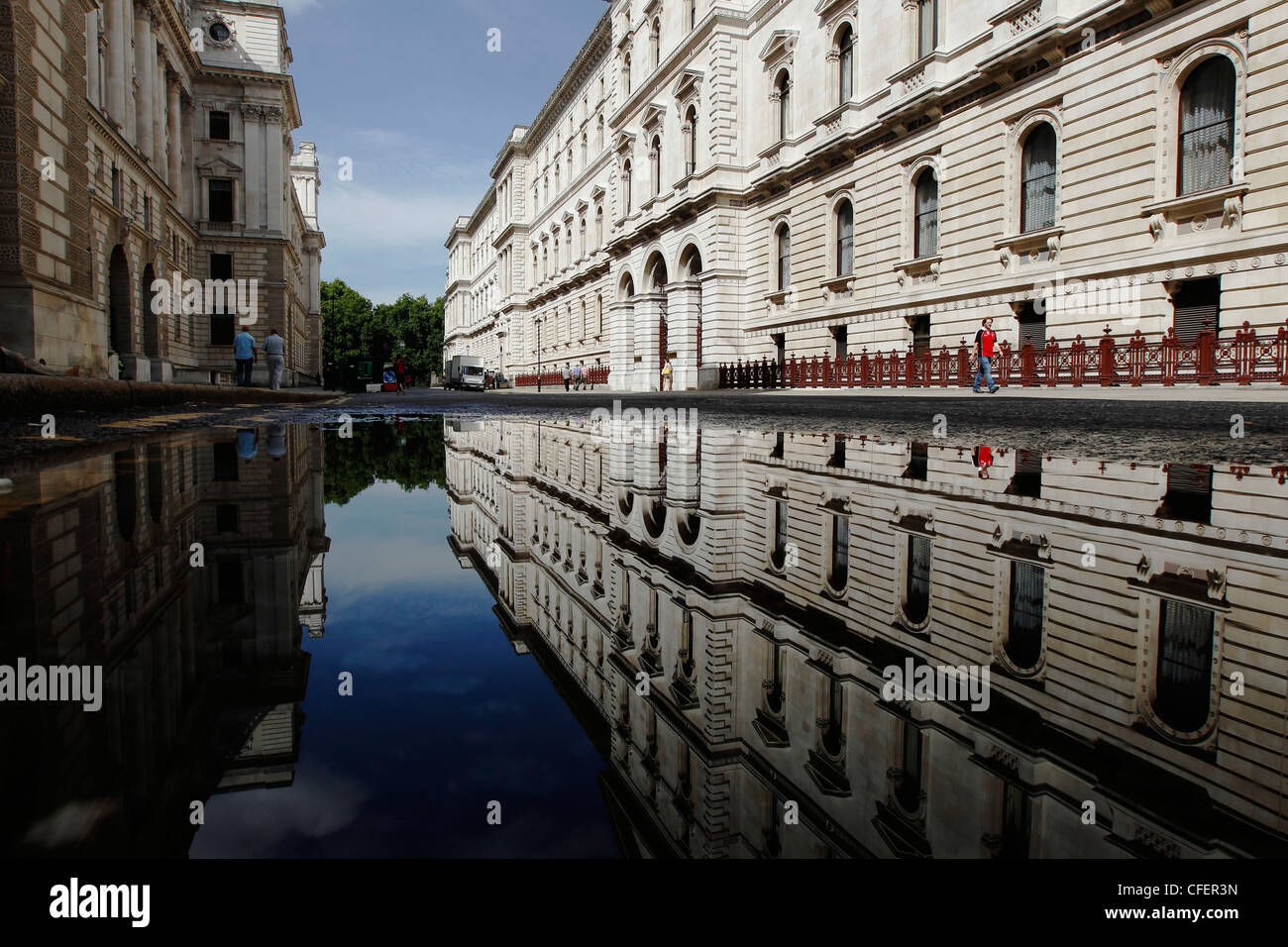 PFÜTZE AUßERHALB DER FREMDE UND COMMONWEALTH-AMT IN LONDON Stockfoto