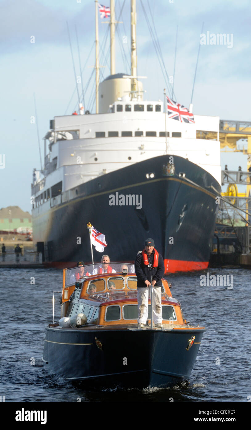 Royal Yacht Britannia Lastkahn auf eine Probefahrt im Hafen von Leith, bevor der Königin Diamond Jubilee Flottille auf der Themse führt Stockfoto