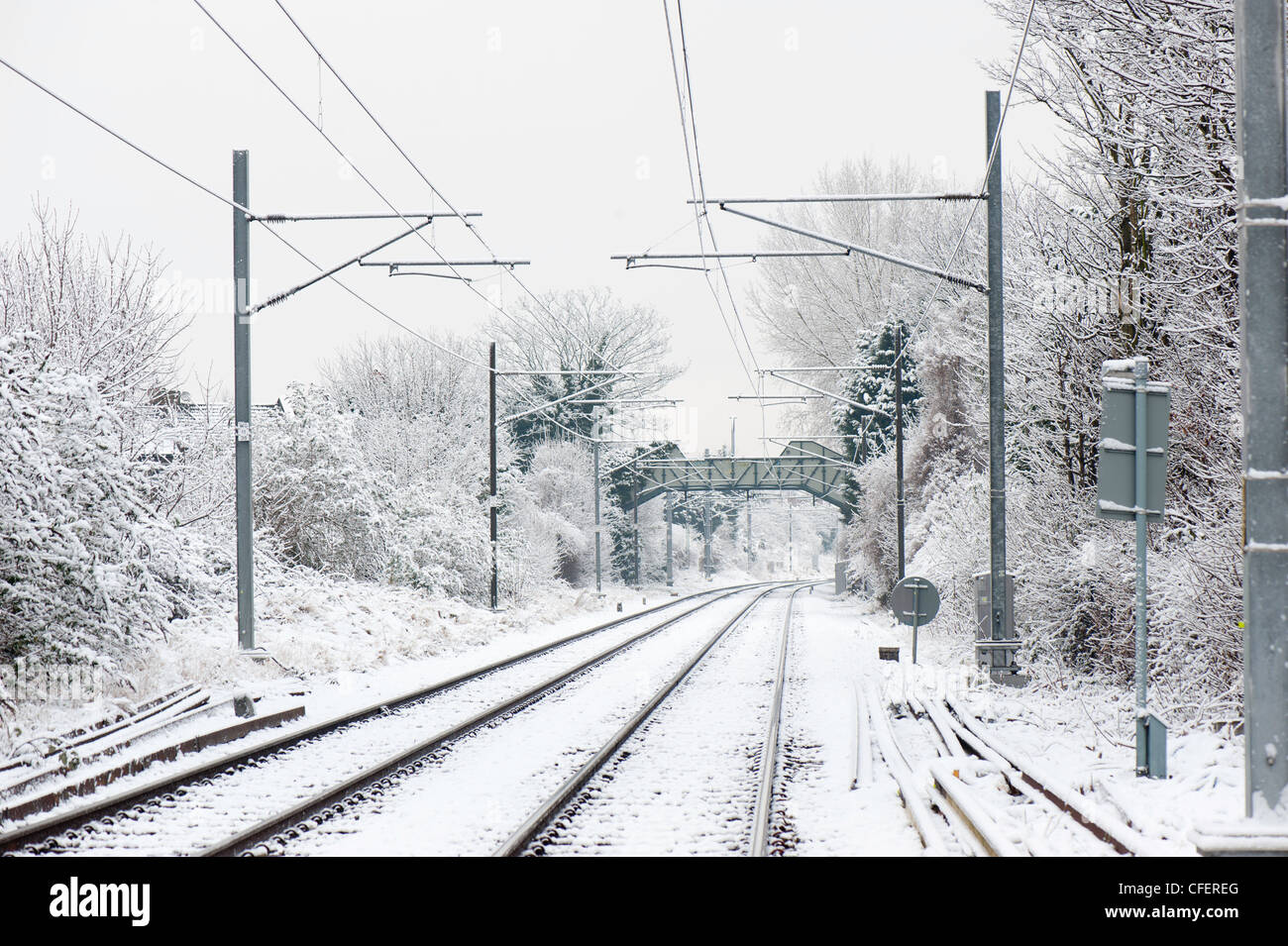 Eisenbahnstrecke bedeckt im Schnee, Acton Central, London, Vereinigtes Königreich Stockfoto
