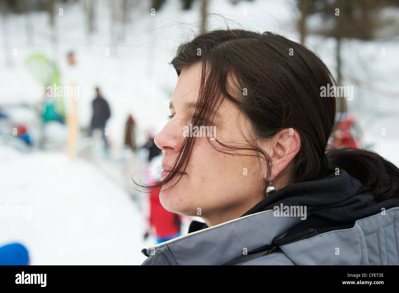 Glücklich Skifahrer Frau Gesicht genießen Sonne auf verschneiten Bergen Stockfoto