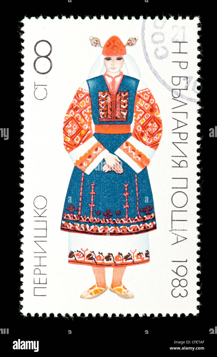 Briefmarke aus Bulgarien zeigt eine Frau von Pernik in lokale Kleidung. Stockfoto