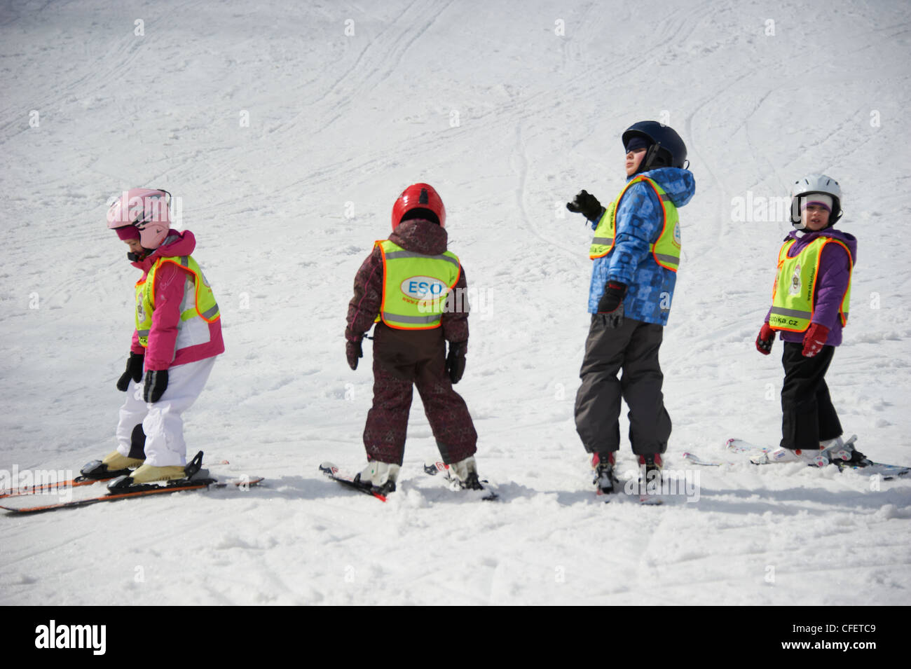 Kinder üben ihre Form in der Skischule Stockfoto