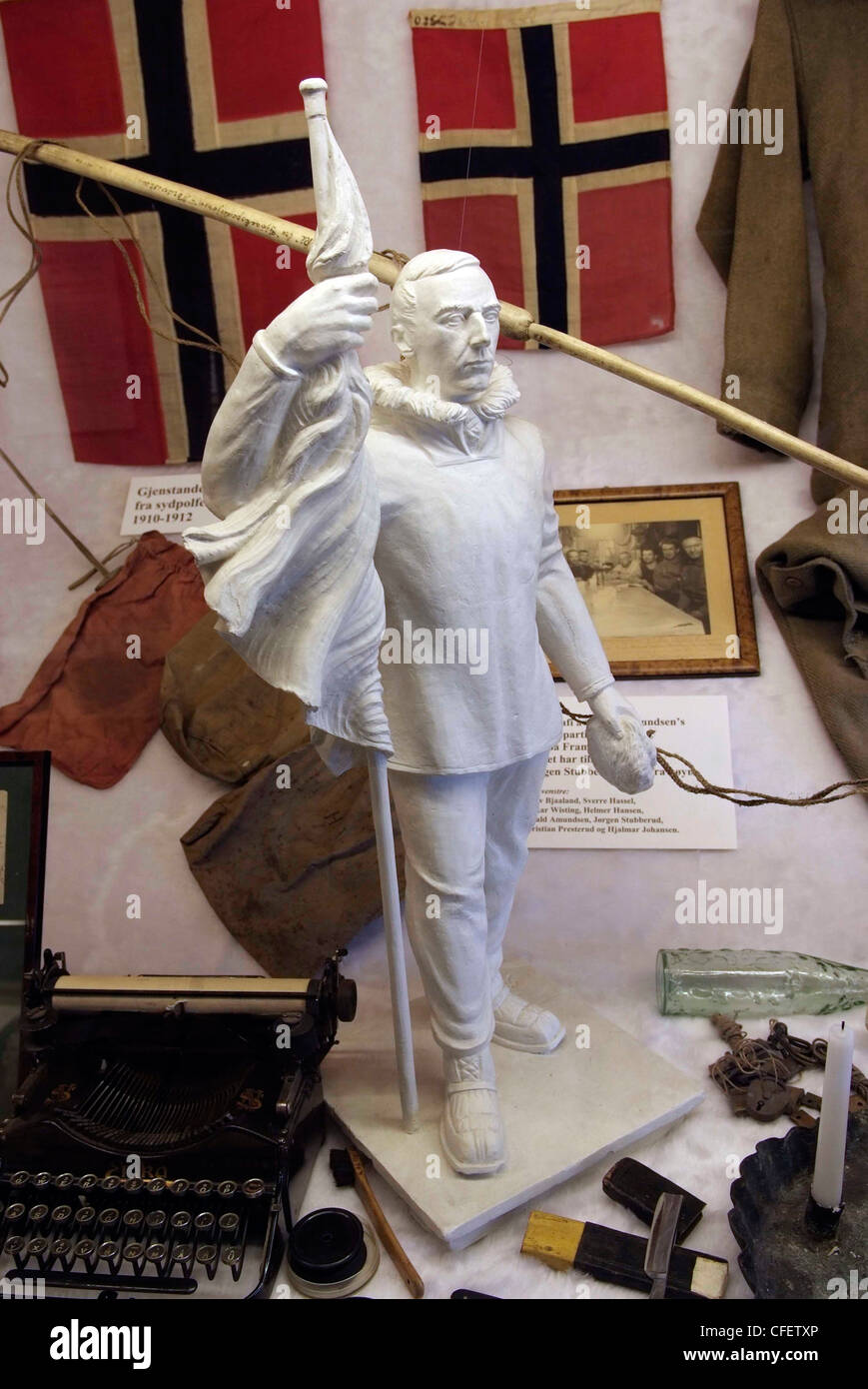 Norwegen-TROMSØ The Polar Museum heroische Statue von Roald Amundsen Stockfoto