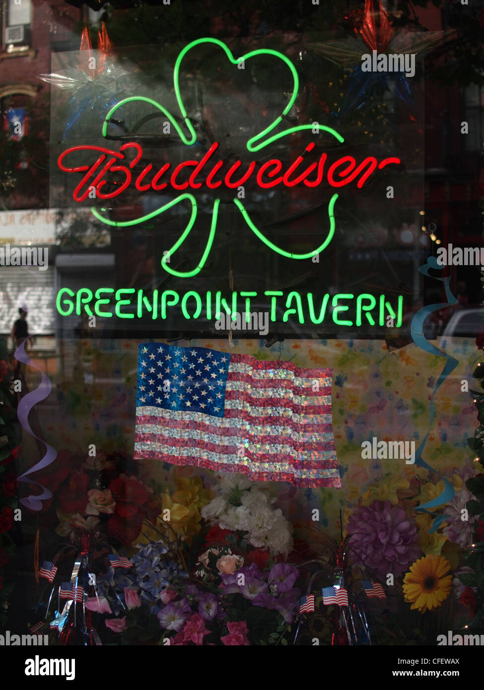 Shamrock und Fahne im Fenster der bar, Brooklyn, New York Stockfoto