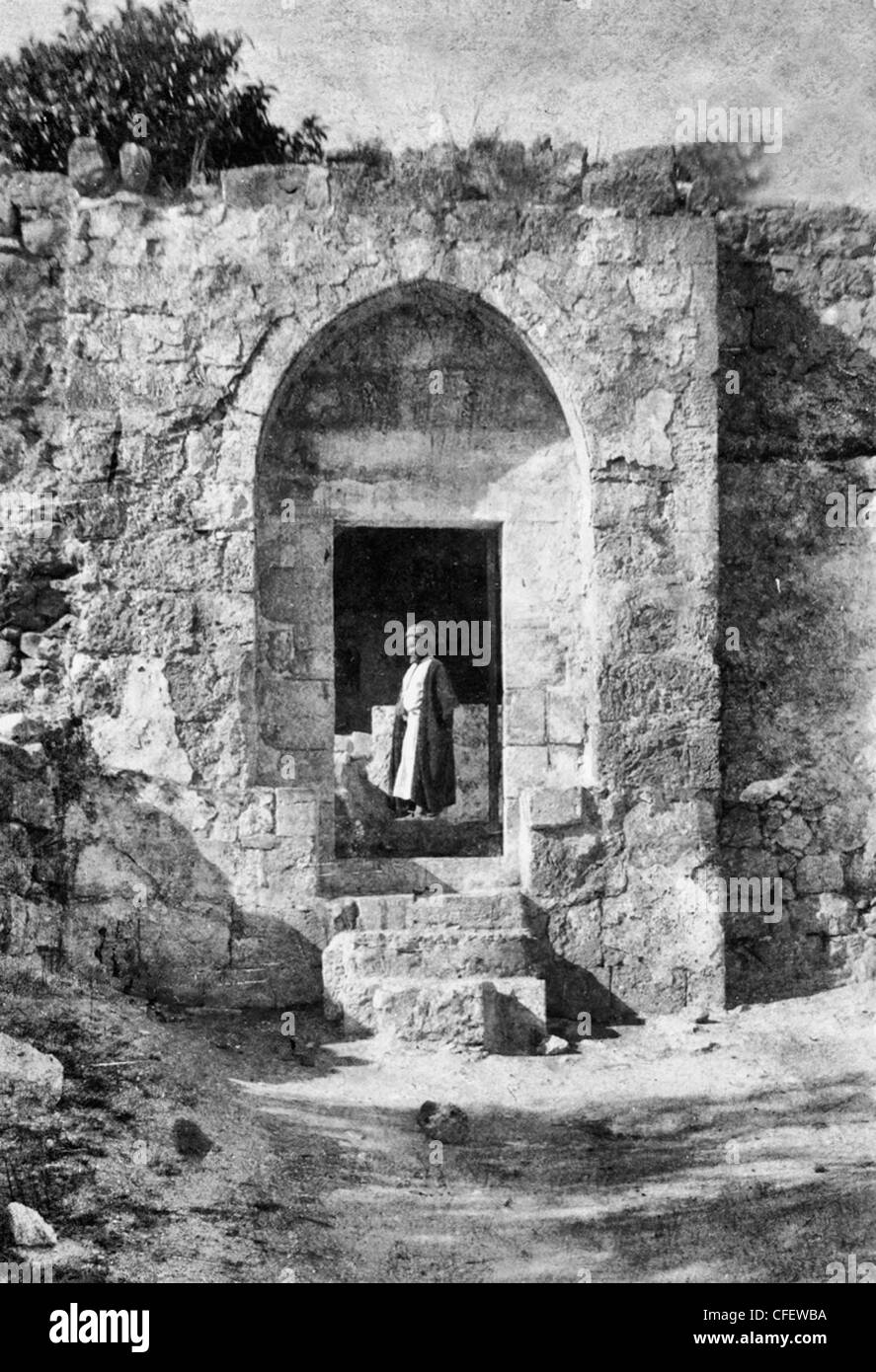 Grab des mohammedanischen Saint Sherefat. Mann trägt Turban stand vor der Tür zum el-Badriya Schrein, Sharafat, West Bank. Ca. 1925 Stockfoto
