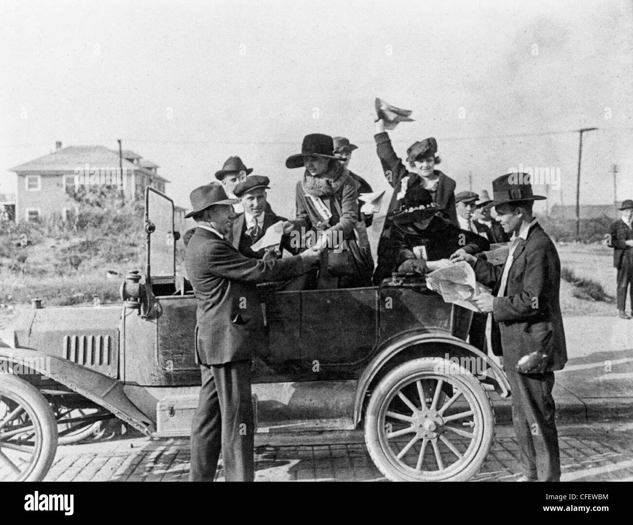 Mädchen aus Stahl Arbeiter in Automobil diensthabenden Streikposten am Stahlwerk-Eigenschaft, um 1919 Stockfoto