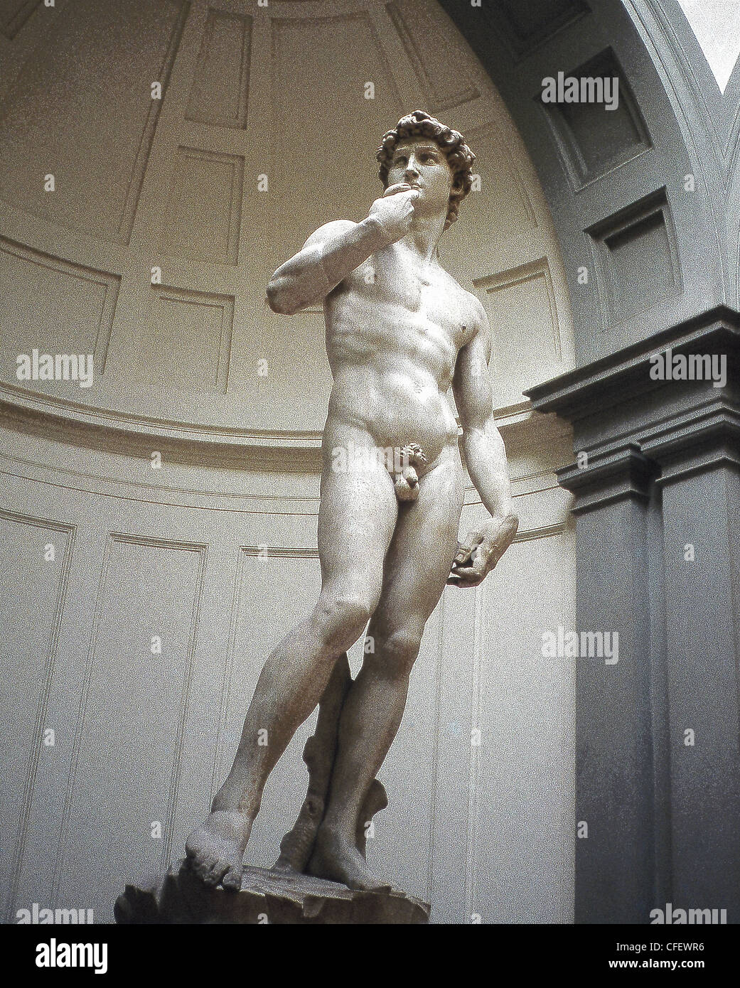 Diese Statue von der biblischen Figur David, die jetzt in der Akademie in Florenz untergebracht ist, wurde von Michelangelo geformt. Stockfoto