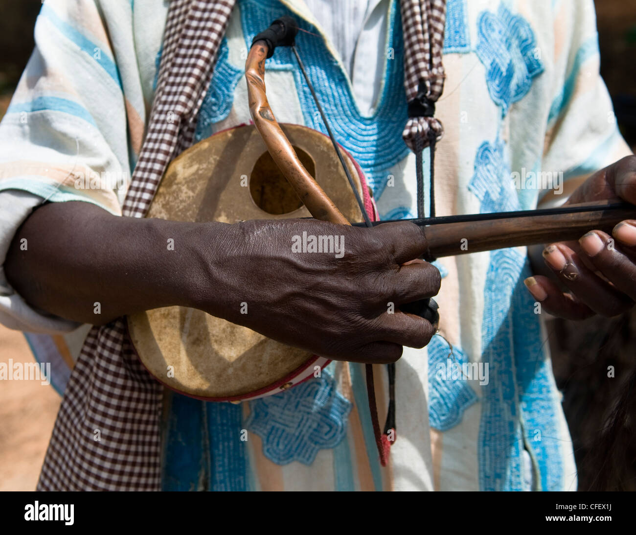 Traditionelle westafrikanische Saiteninstrument Goge oder Imzad wie eine Geige gespielt. Stockfoto