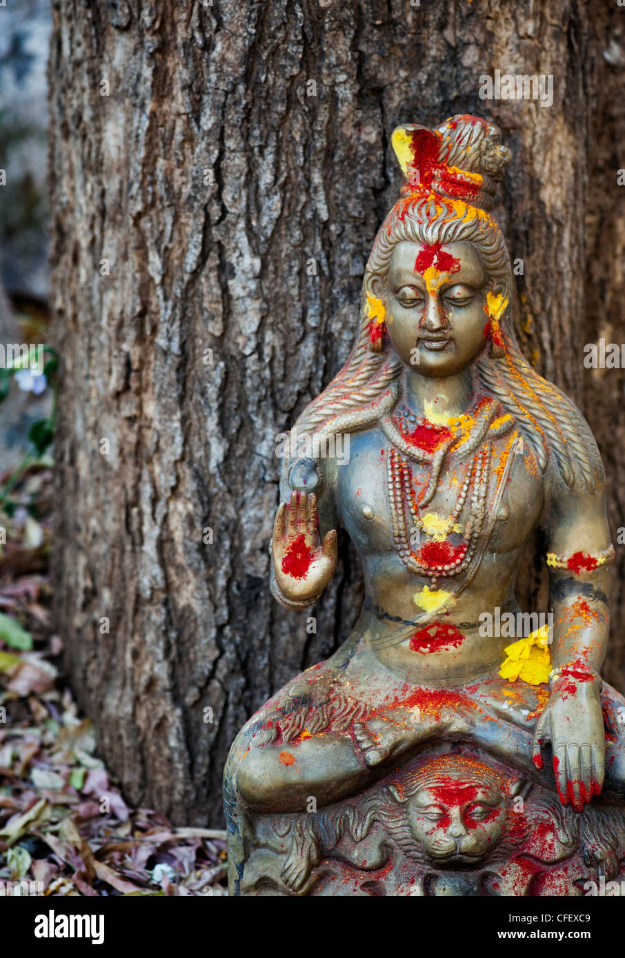Indische Gottheit Statue, Lord Shiva gegen einen Baum in der indischen Landschaft Stockfoto
