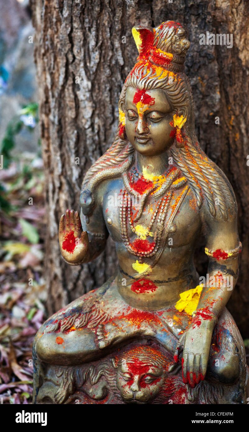Indische Gottheit Statue, Lord Shiva gegen einen Baum in der indischen Landschaft Stockfoto