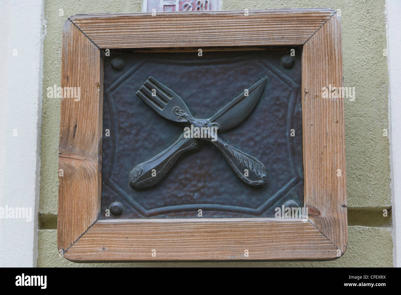 Messer und Gabel, Restaurant, Schild, überquerte Grodzka, Altstadt, Krakau, Krakau, Provinz Kleinpolen, Polen Stockfoto