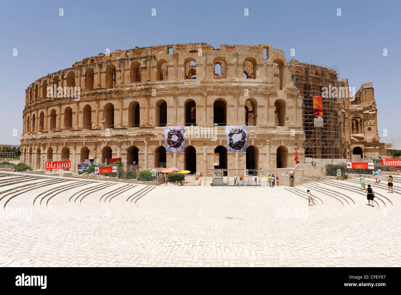 El Jem. Tunesien. Blick auf die intakte Südseite Honig farbigen Steinfassade des herrlichen antiken römischen Amphitheaters. Stockfoto