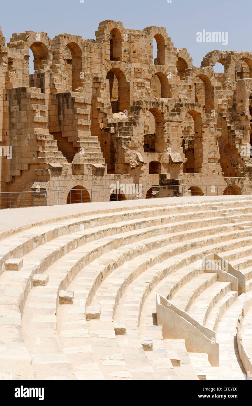 El Jem. Tunesien. Sicht des Bereichs auf der ersten Ebene Sitzreihe des herrlichen antiken römischen Amphitheaters. Aus dem Stockfoto