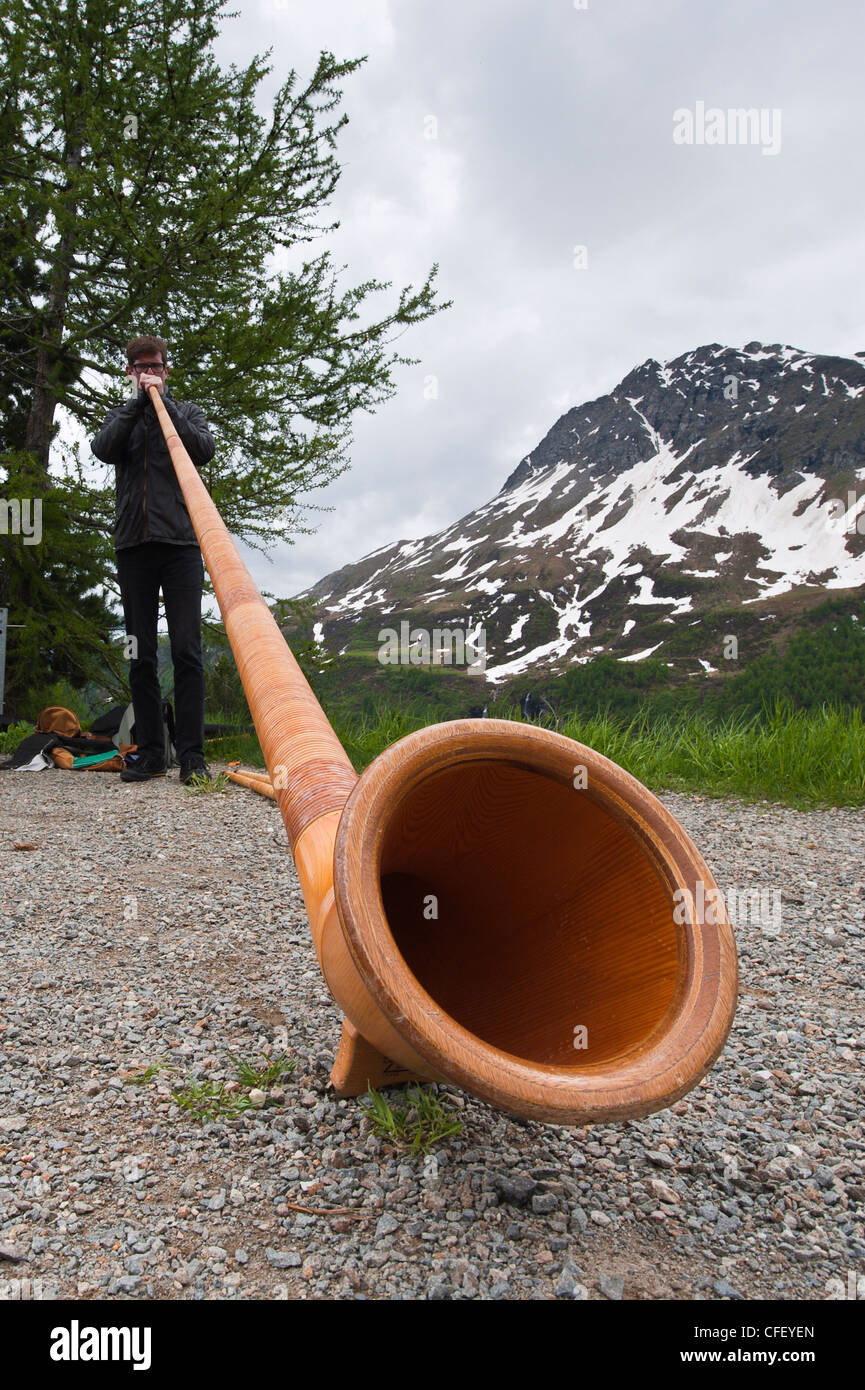Man spielt Alphorn, Alphorn, Schweiz, Europa Stockfoto