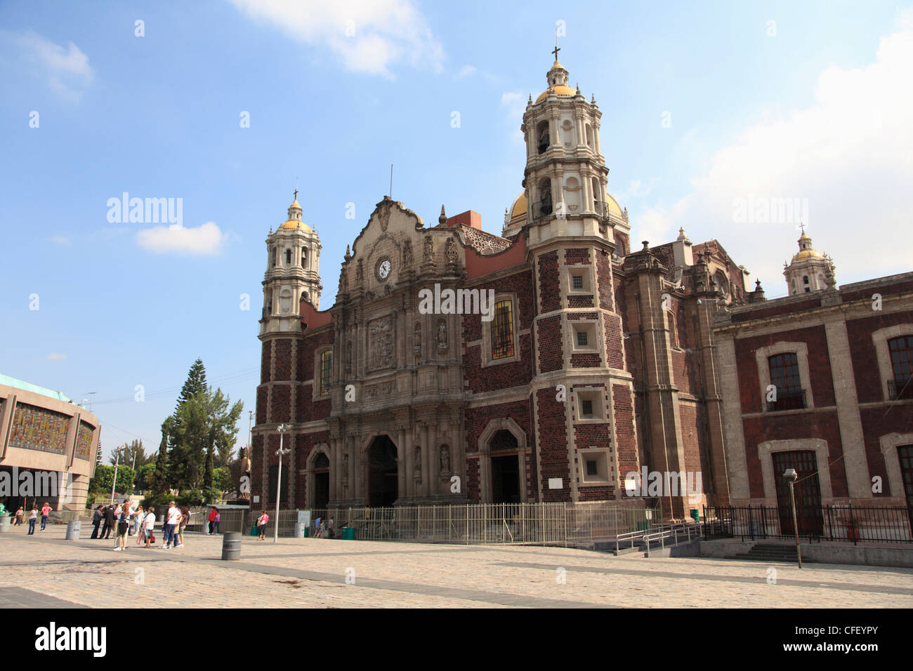 Alten Basilika Nuestra Señora de Guadalupe, der am meisten besuchten katholischen Schrein in Amerika, Mexico City, Mexiko, Stockfoto