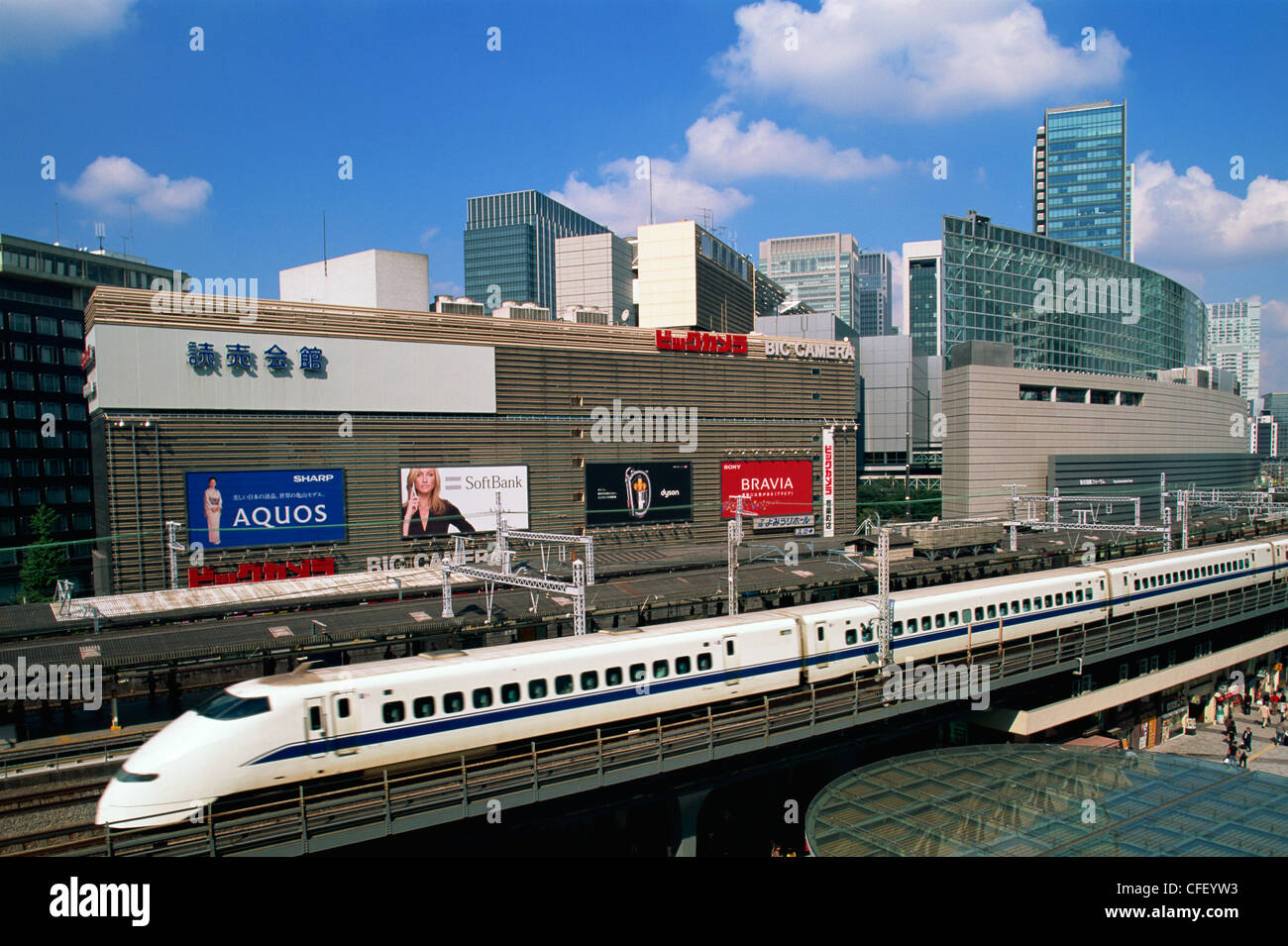 Japan, Honshu, Tokio, ShinkansenHochgeschwindigkeitszug und Marunouchi