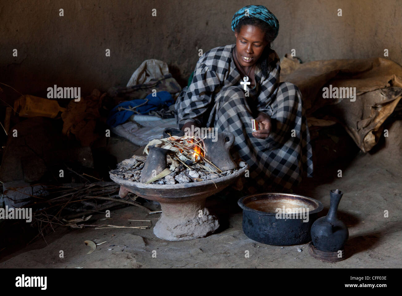 Äthiopische Frau Einstellung Feuer zum Kochen von Wasser für den Kaffee für traditionelle Zeremonie, Debre Libanos, Shoa, Äthiopien, Afrika Stockfoto