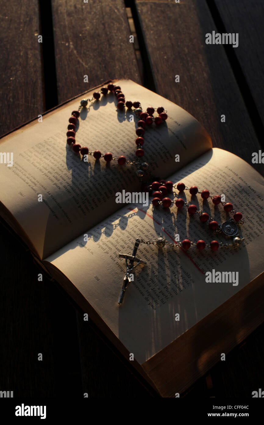Alte Bibel und Rosenkranz, Madikwe, Südafrika, Afrika Stockfoto