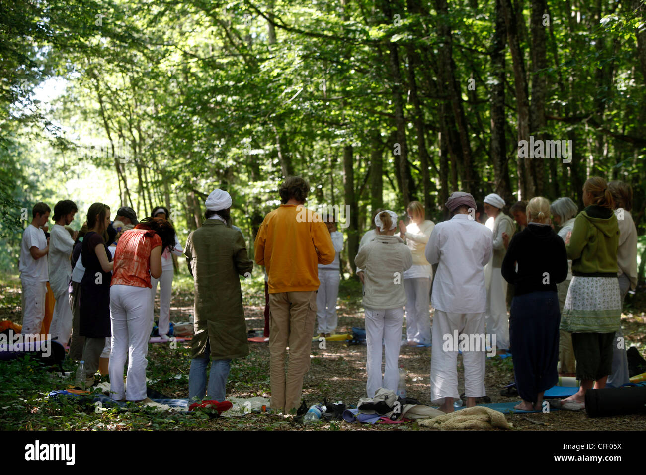 Wald-Meditation am Kundalini Yoga Festival, Mur-de-Sologne, Loir-et-Cher, Frankreich, Europa Stockfoto