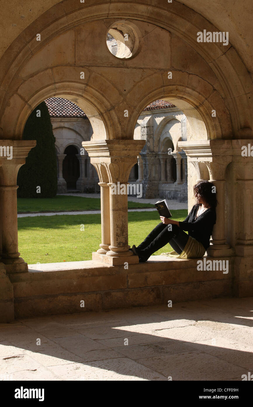 Bibellesen in Fontenay Abteikirche, Burgund, Frankreich Stockfoto