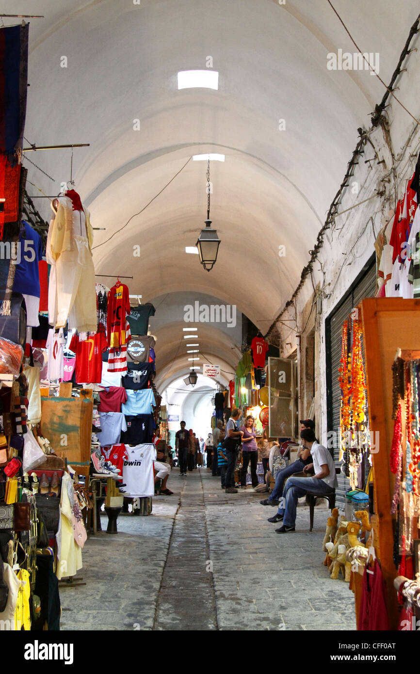 Gasse in der Medina, Tunis, Tunesien, Nordafrika, Afrika bedeckt Stockfoto