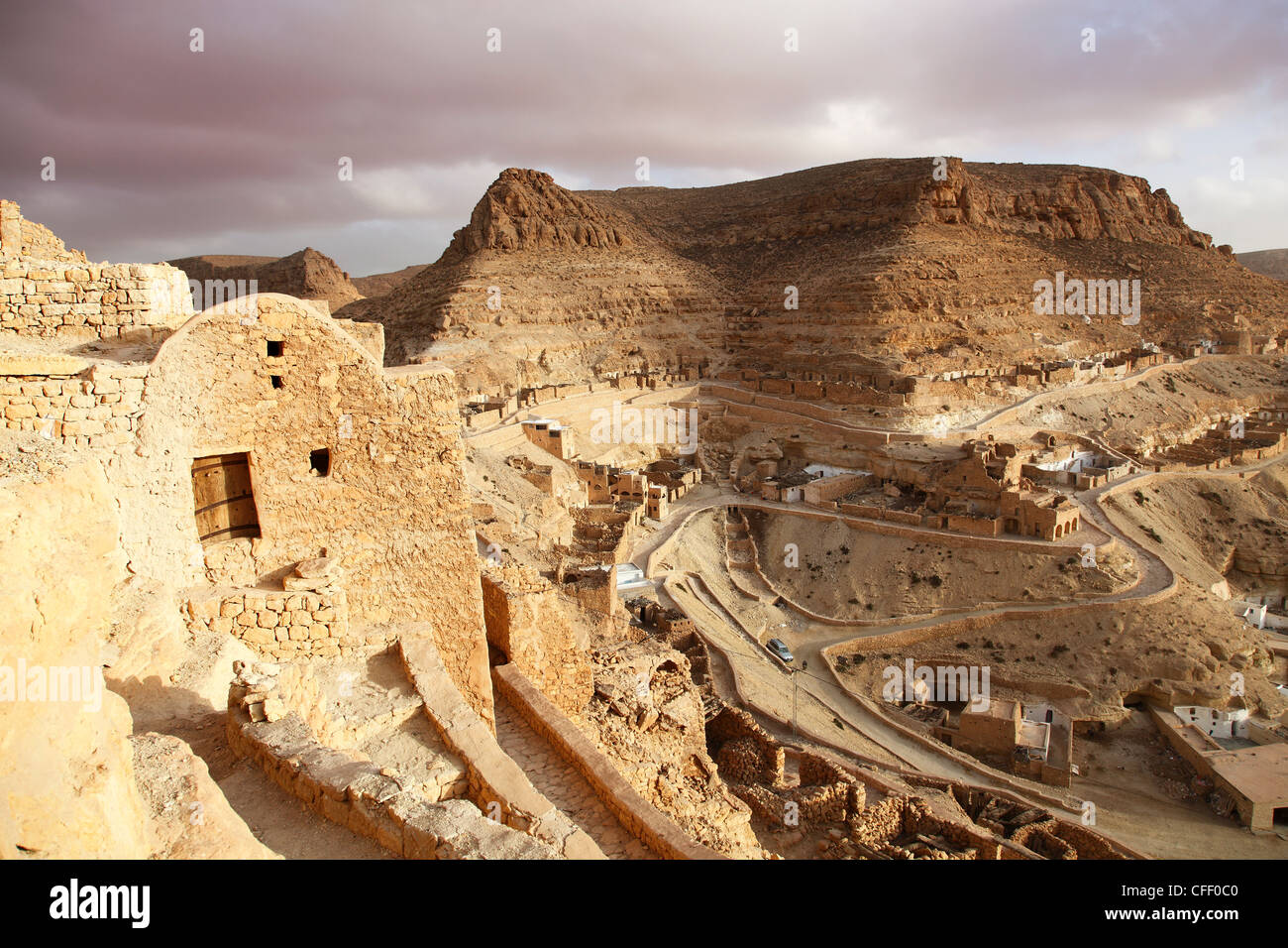 Getreidespeicher (Ghorfas) und Höhlenwohnungen Wohnungen am Hang Berberdorf Chenini, Tunesien, Nordafrika, Afrika Stockfoto