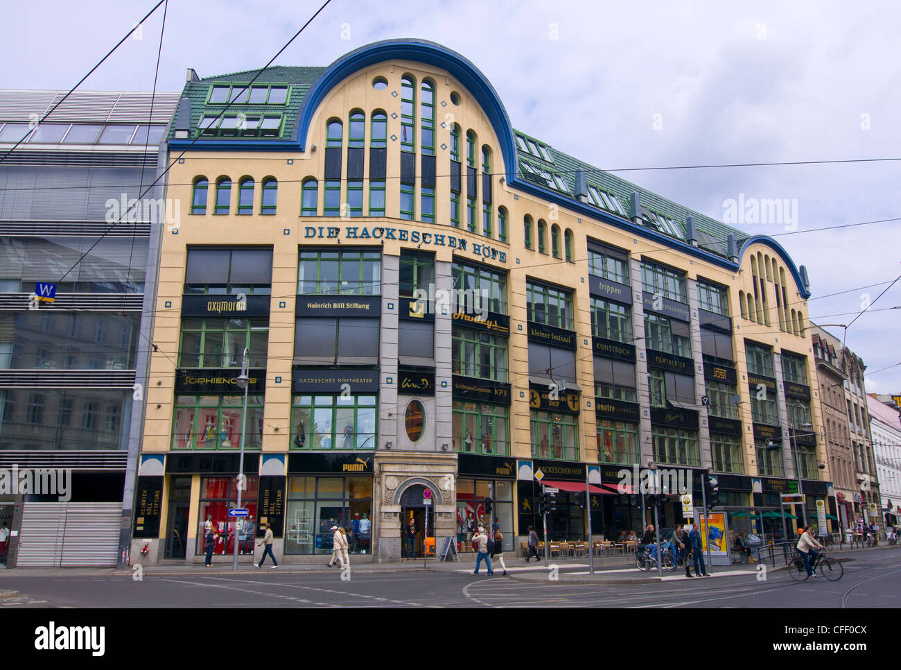 Hackescher Markt (Hacke Markt) und den berühmten Hackeschen Hofe Hof, Berlin, Deutschland, Europa Stockfoto