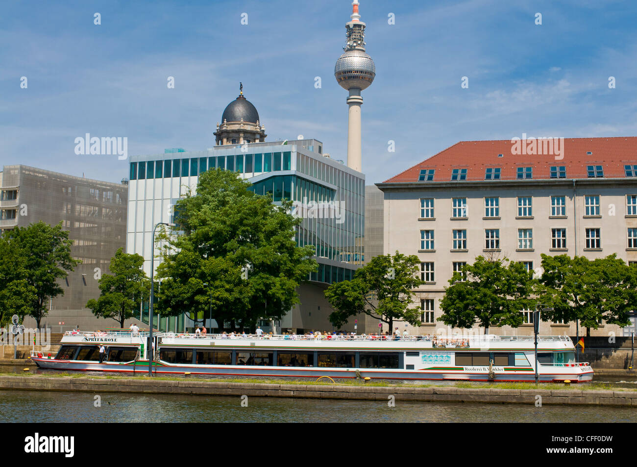 Touristenboot an der Spree vor dem TV Tower East Berlin, Berlin, Deutschland, Europa Stockfoto