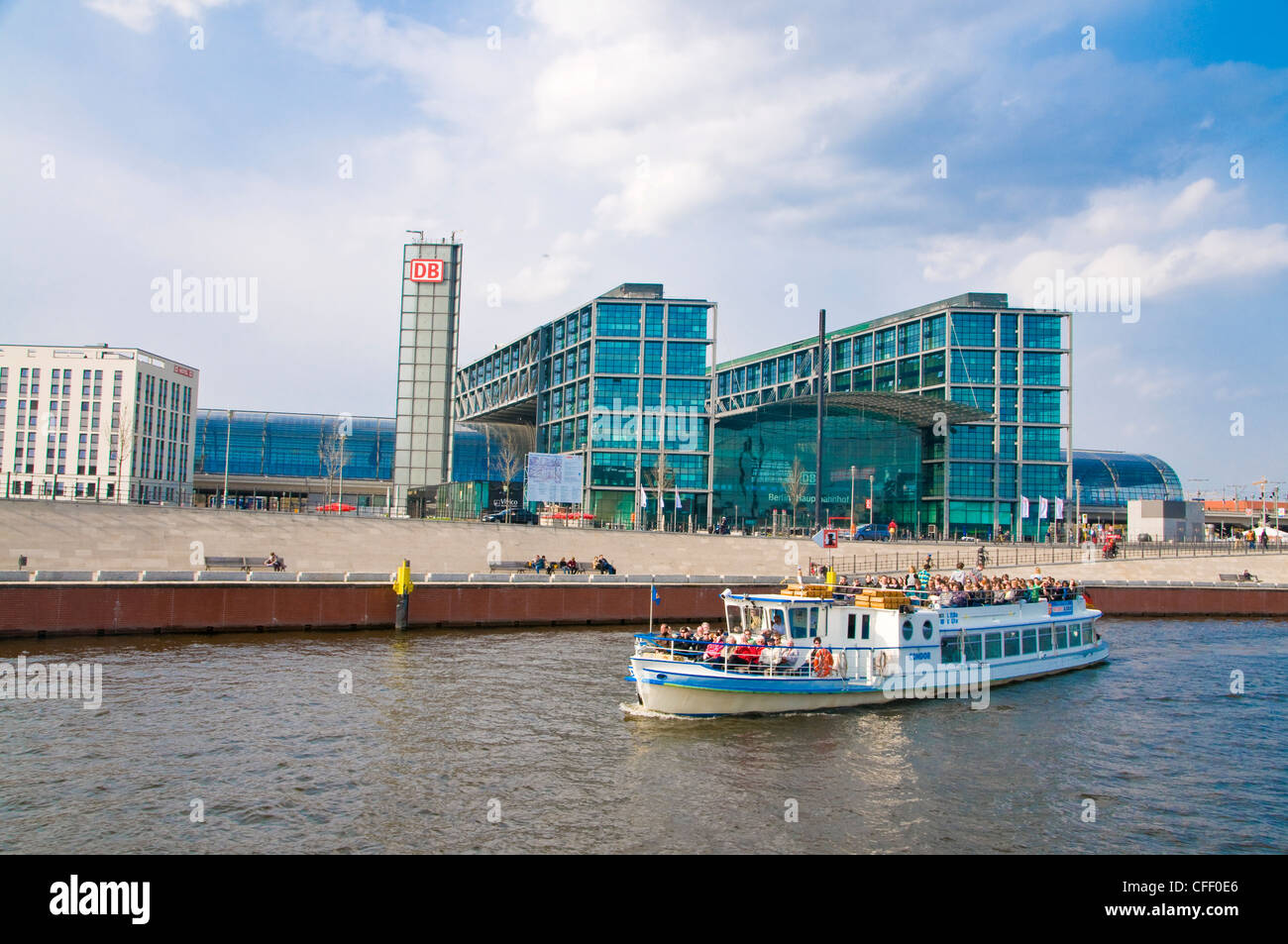 Der Bahnhof Lehrter Bahnhof gesehen von der Spree im Zentrum von Berlin, Deutschland, Europa Stockfoto