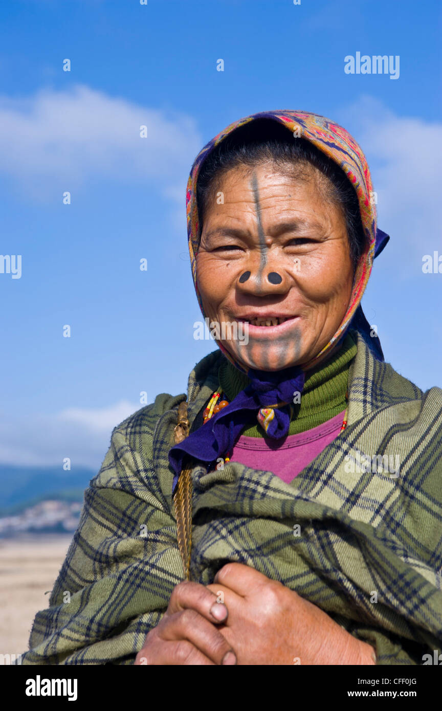 Alte Frau des Stammes Apatani berühmt für die Holzteile in der Nase zu machen häßlich, Ziro, Arunachal Pradesh, Indien Stockfoto