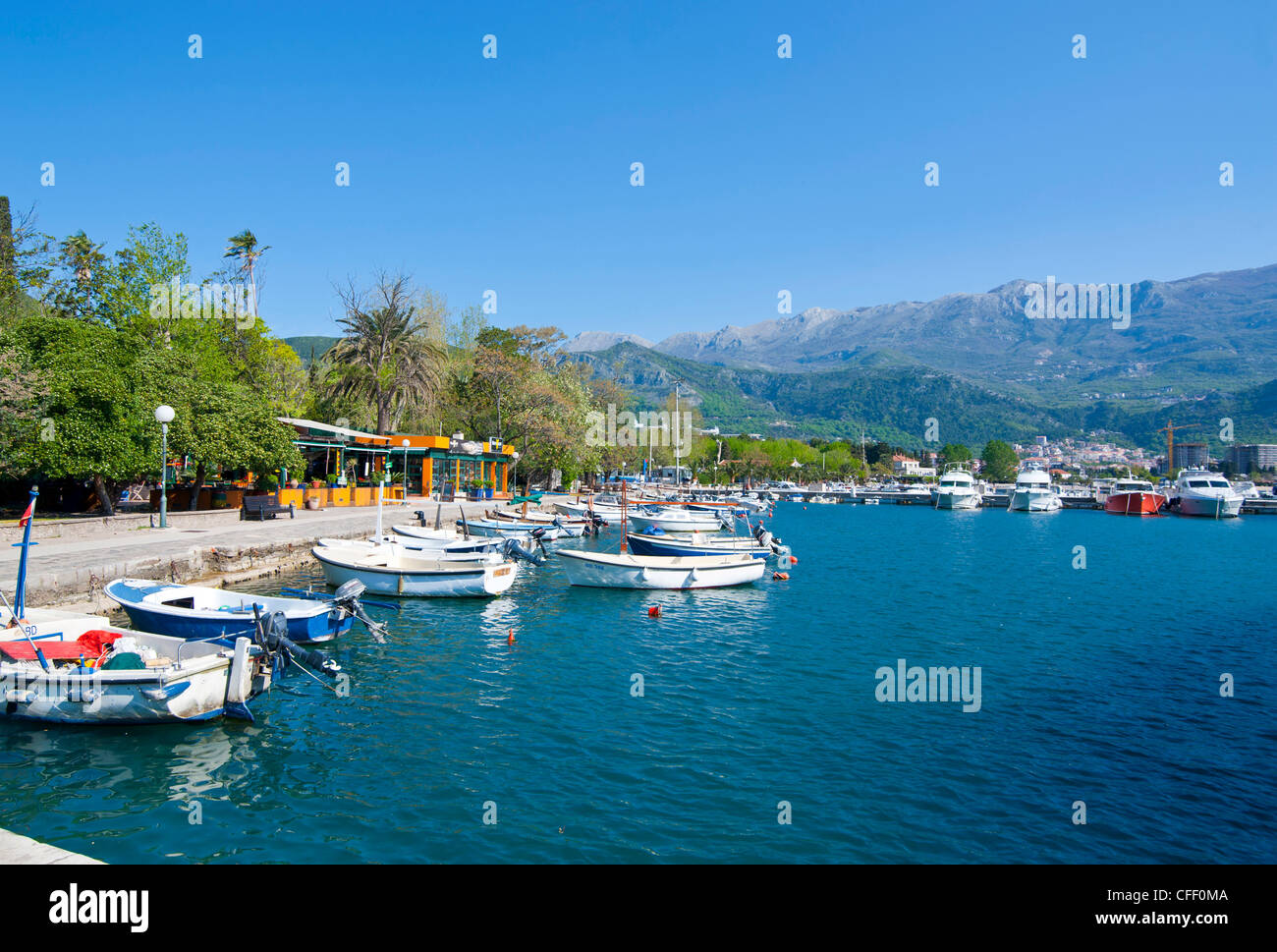 Kleine Boote im Hafen der alten Stadt von Budva, Montenegro, Europa Stockfoto