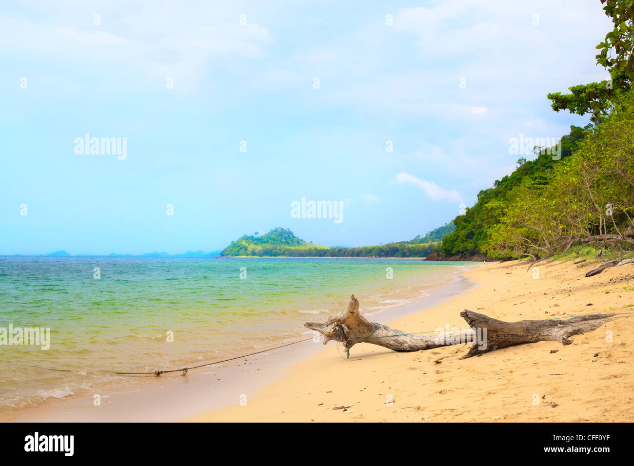 Sonnenstrand, große Haken und Insel am Horizont Stockfoto